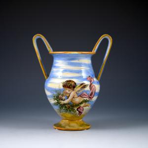 Vasetto biansato con raffigurazione di amorino